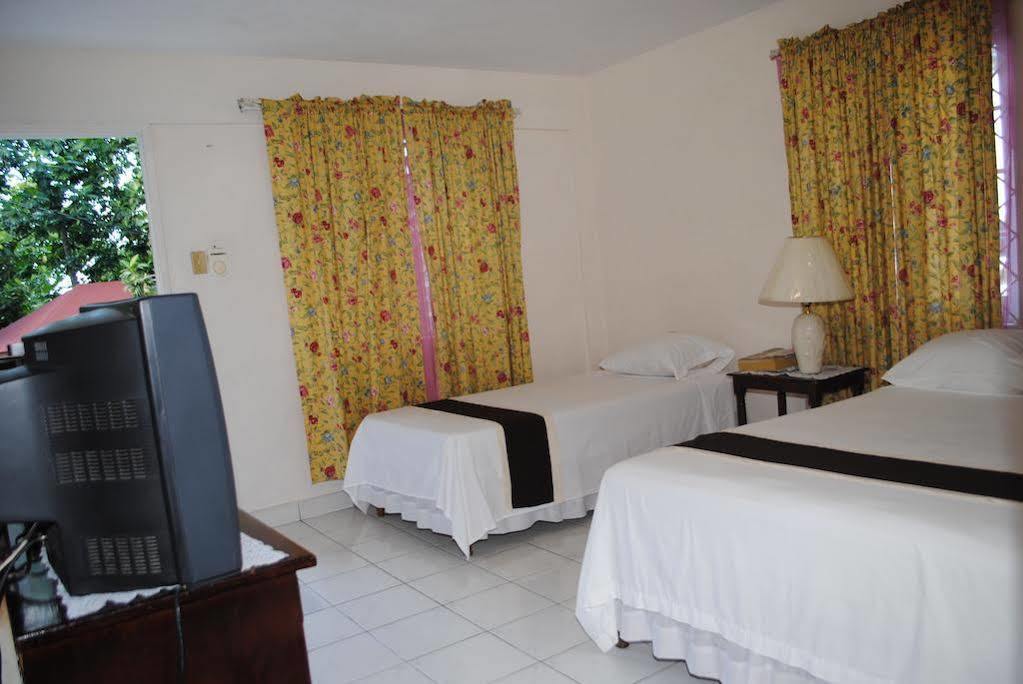 Palm Bay Guest House & Restaurant Montego Bay Zewnętrze zdjęcie